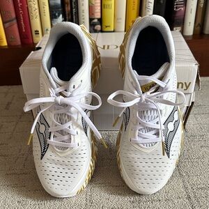 Saucony Endorphin Speed 4, Women’s 9, London Special Edition, White/Gold